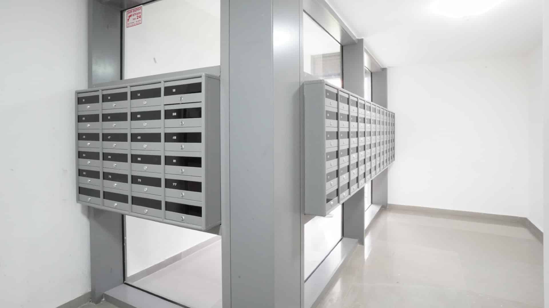 מערכת תיבות בתוך ויטרינה