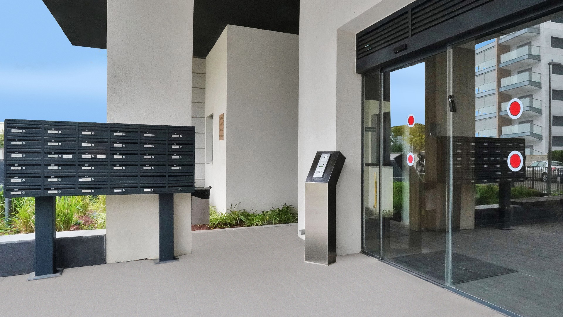 תיבות דואר על עמוד , אינטרקום ודלת כניסה