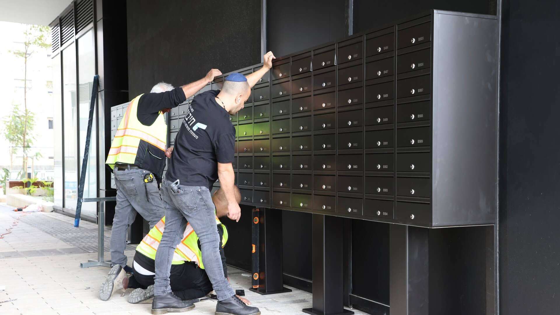 התקנה של תיבות דואר על עמודים