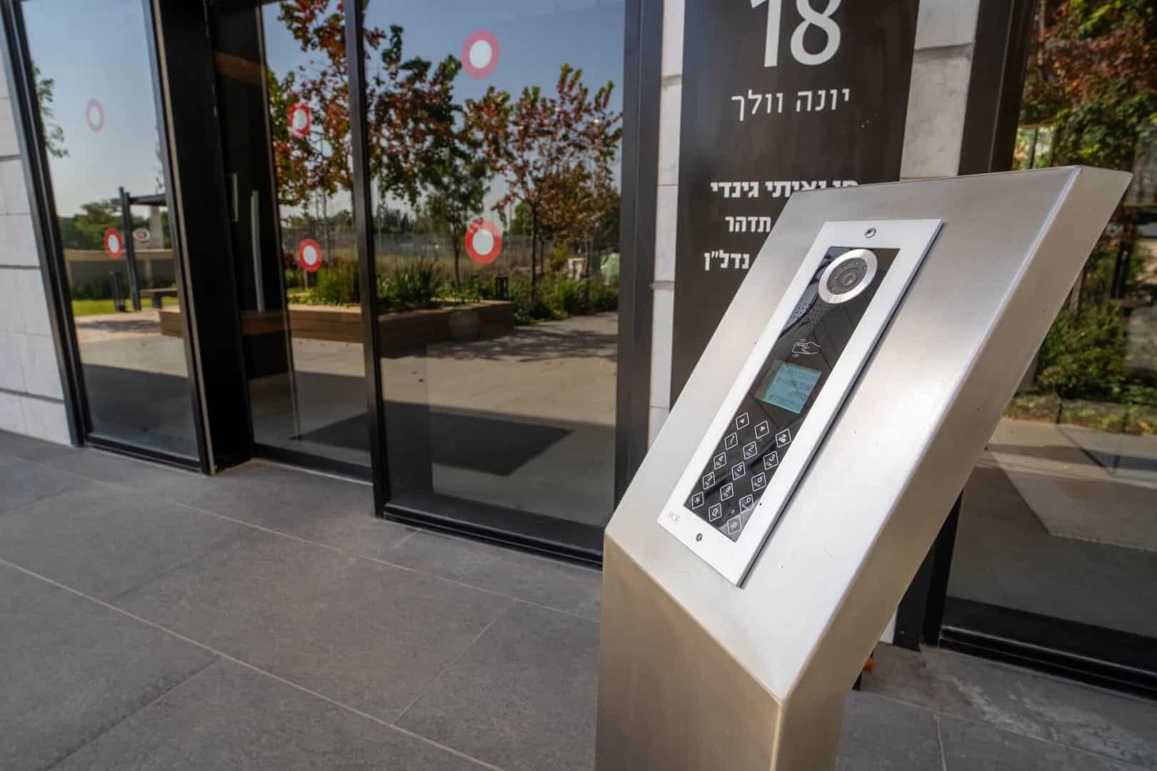 פרויקט דלתות כניסה בבניין