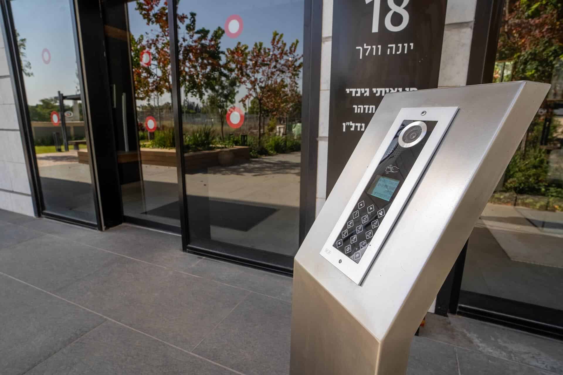 פרויקט דלתות כניסה בבניין