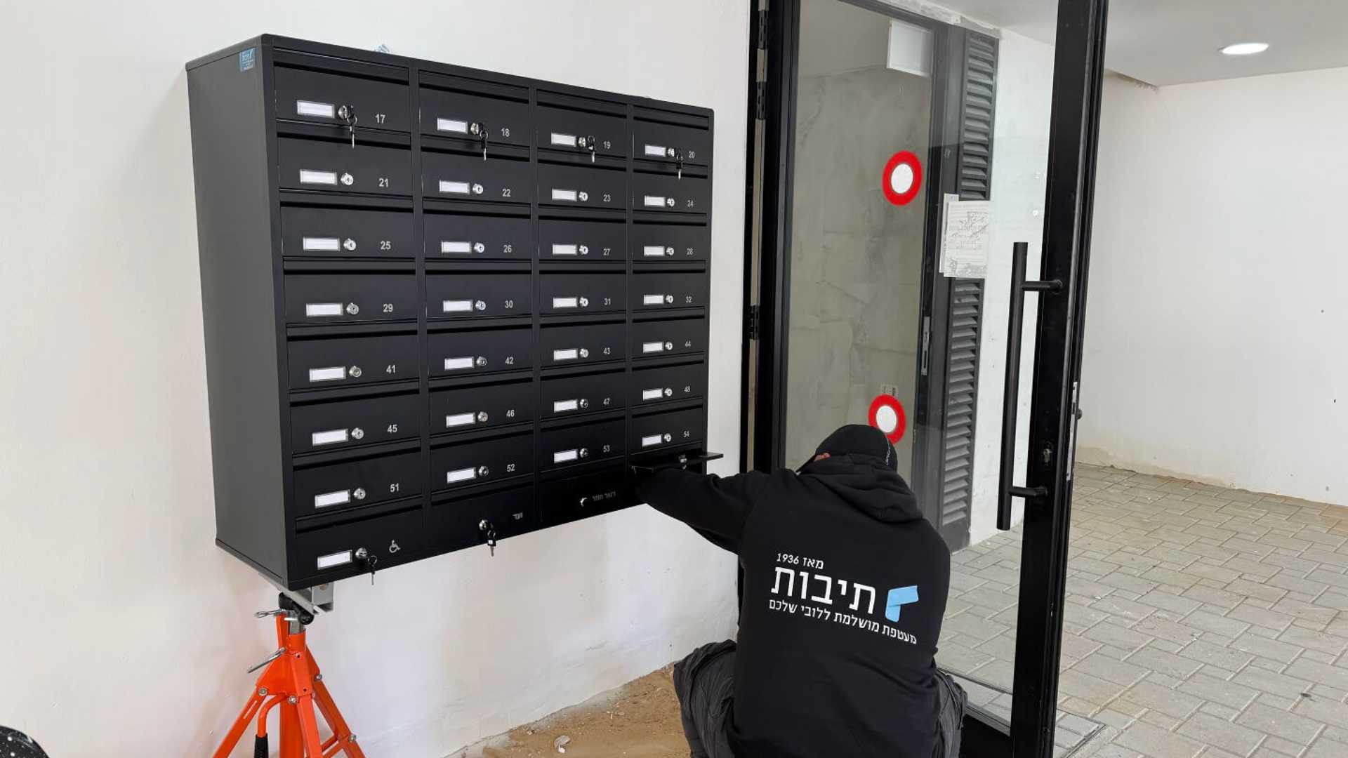 התקנה של דלת אוטומטית בבניין ברמת גן