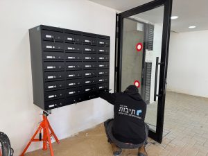 פרויקט התקנת תיבות בבניין בחולון