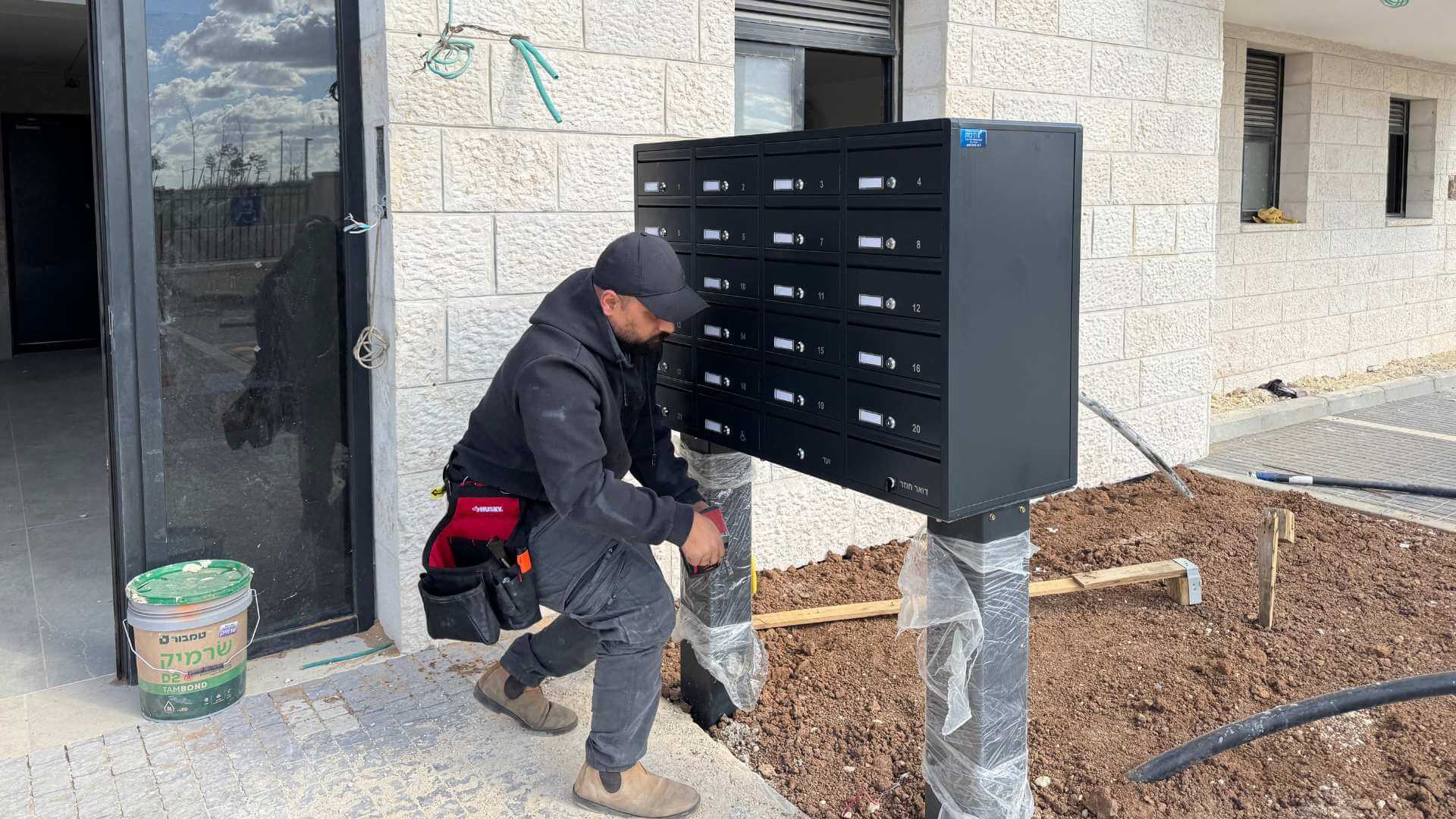 שילוב תיבות דואר כחלק עיצובי מהלובי