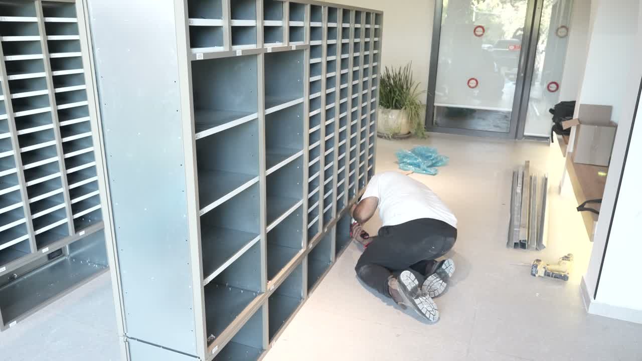 צד החלוקה הפתוח של מערכת D1011 בזמן ההתקנה