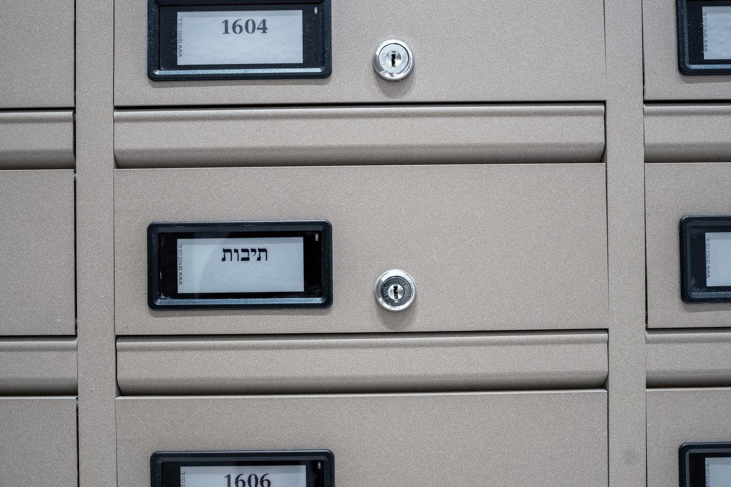 צג TAGI על תיבת דואר — שם הדייר מוצג בתצוגה דיגיטלית