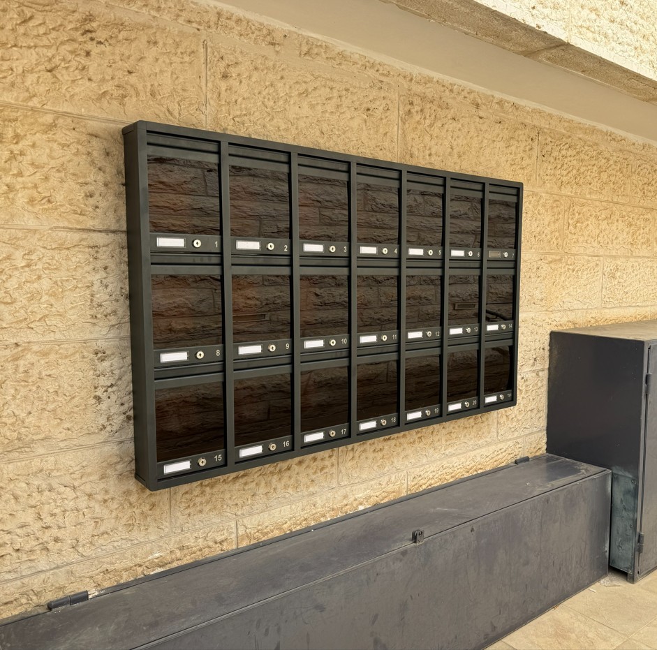 שדרוג תיבות דואר D1172 על קיר אבן