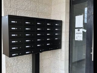 תיבות דואר על עמוד צמוד לקיר